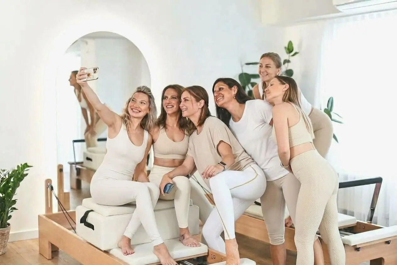 Groupe d'amies qui prennent un selfie sur un Reformer chez BLVD Pilates