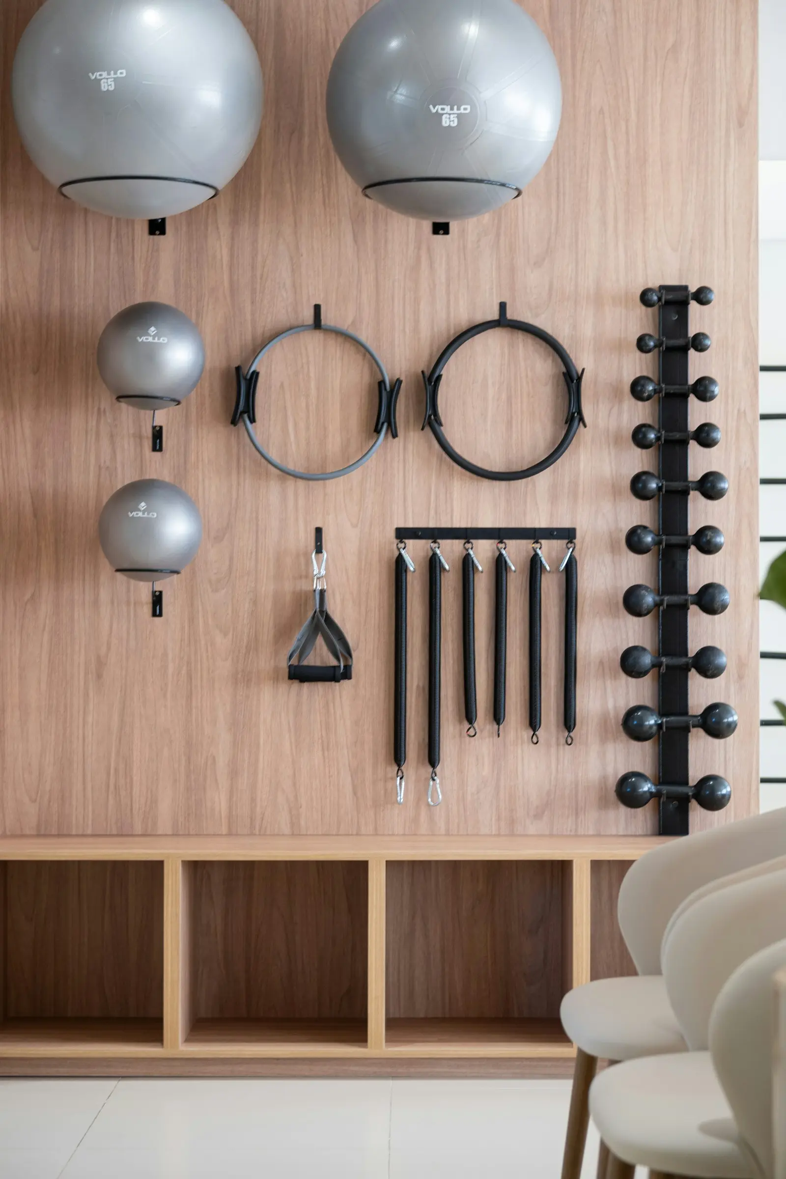 Mur d’accessoires de Pilates : ballons, cercles et poignées