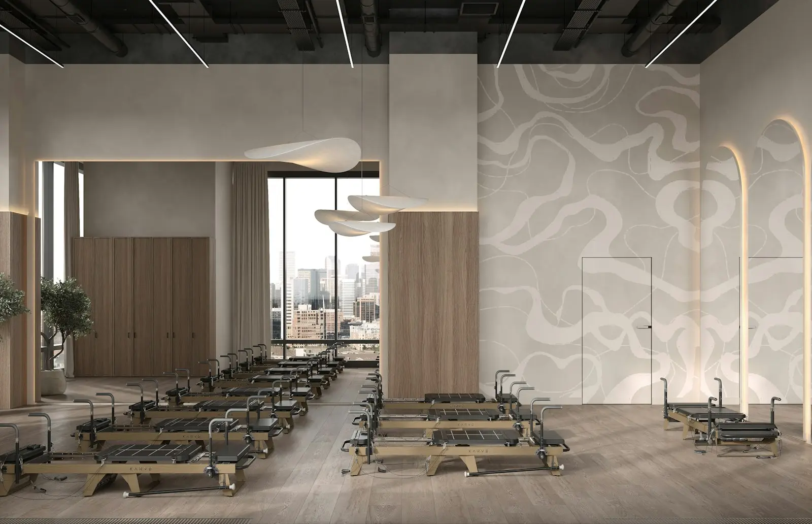 Salle de Pilates moderne avec une rangée de Reformers