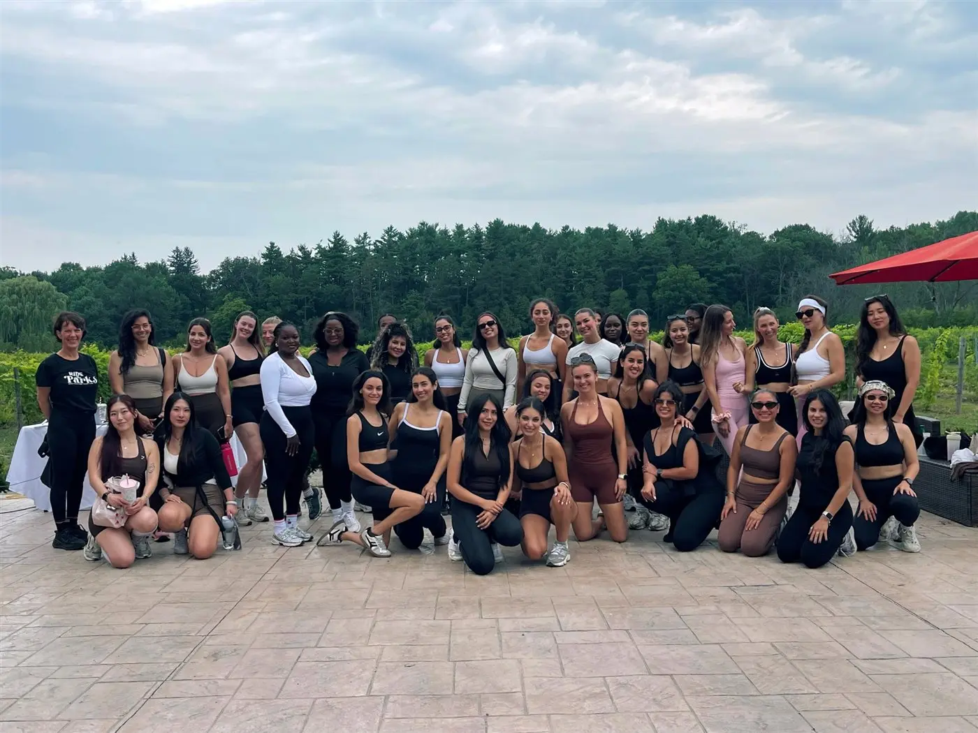 La communauté BLVD Pilates réunie lors d’un événement en plein air
